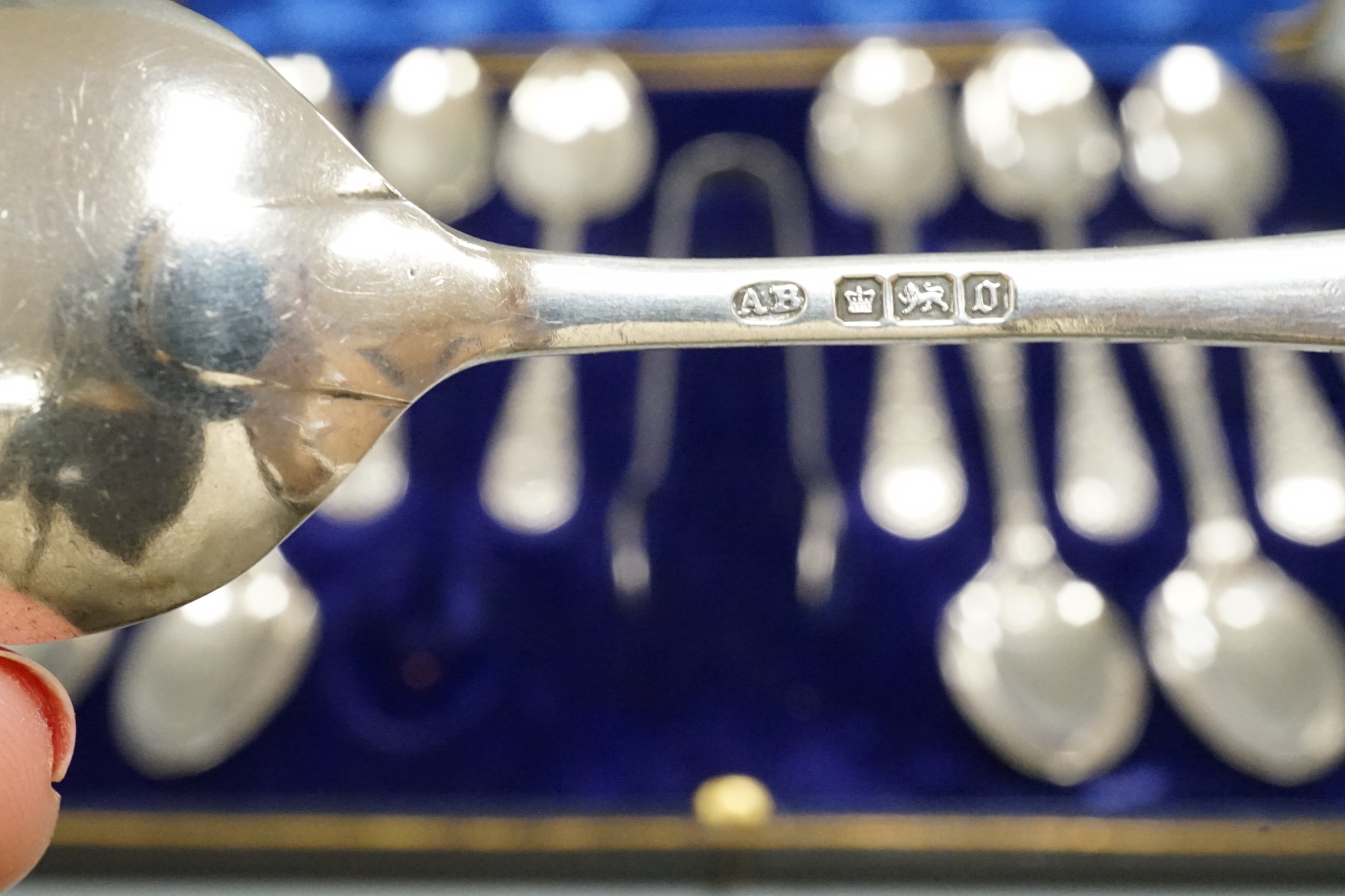 A cased set of twelve Edwardian silver Venetian pattern teaspoons and sugar tongs, A. Beardshaw & Co, Sheffield, 1905